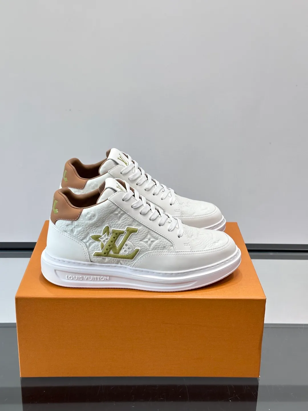 Men's shoes 💰p400 "＊OUIS ＊UITTO＊" Men's sports shoes, grained cow leather are low-key and recognizable. The rubber sole is thick and lightweight, the padded insole + technical lining make it super comfortable to wear! The main color with brown details is versatile and fashionable, and can be worn for daily leisure or business ~ LV embossing on the side of the shoe + brand logo on the sole, perfect details! size: 38-44 (45 customized)